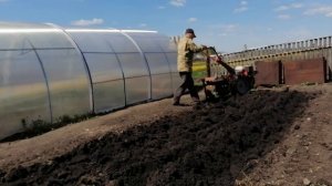 Весенняя вспашка с мотоблоком Агро на участке. Работаем с плугом для мотоблока.