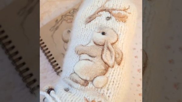 Варежки с рисунком зайчики ? ручной работы https://www.livemaster.ru/avtorskaya-masterskaya