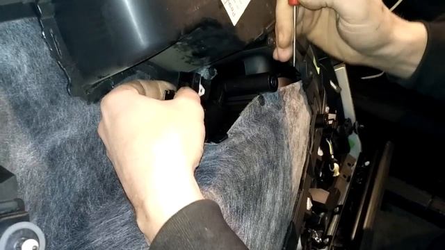 Как снять заменить кнопку ел.стеклопдьемника задней двери VW PASSAT B6 zamiana przelacznika szyby! смотреть онлайн