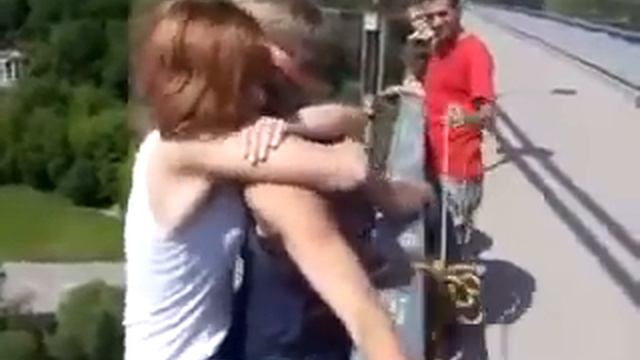 девушка прыгнула с моста обняв парня. смотреть онлайн