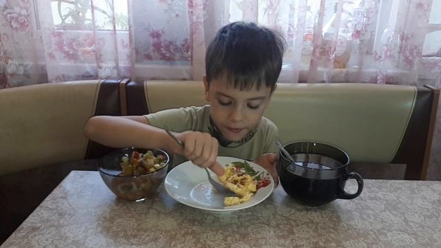 МУКБАНГ! ОМЛЕТ С КОЛБАСОЙ И ПОМИДОРОМ!! смотреть онлайн