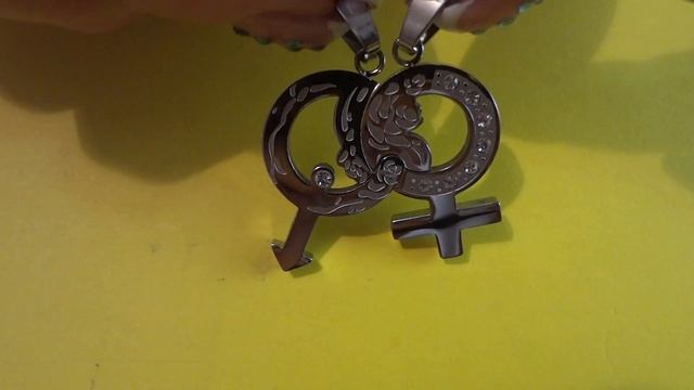 Парный кулон с символами женского и мужского начал смотреть онлайн