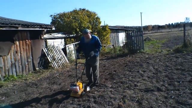 Мототяпка Чемпион GC-252, очень удобный механизм, для осенней посадки клубники. смотреть онлайн