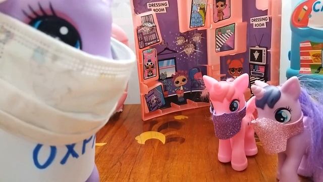 Пони идут в магазин игрушек. Пустит ли их охранник в магазин?! смотреть онлайн