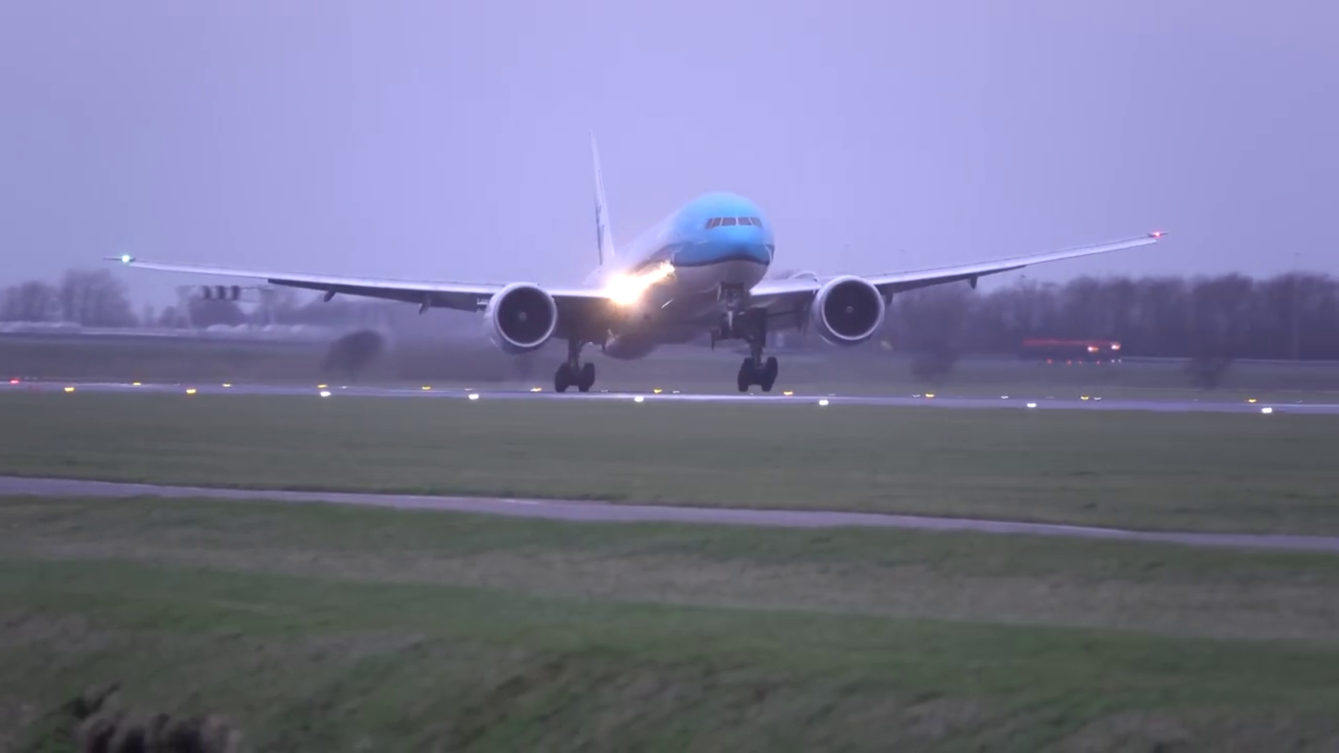 Авиация | Красивый взлет посадка больших пассажирских самолетов | Самолет взлетает в ливень смотреть онлайн