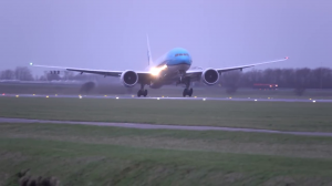 Авиация | Красивый взлет посадка больших пассажирских самолетов | Самолет взлетает в ливень