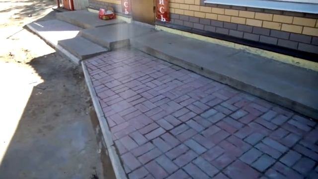 укладка брустчатки у магазина