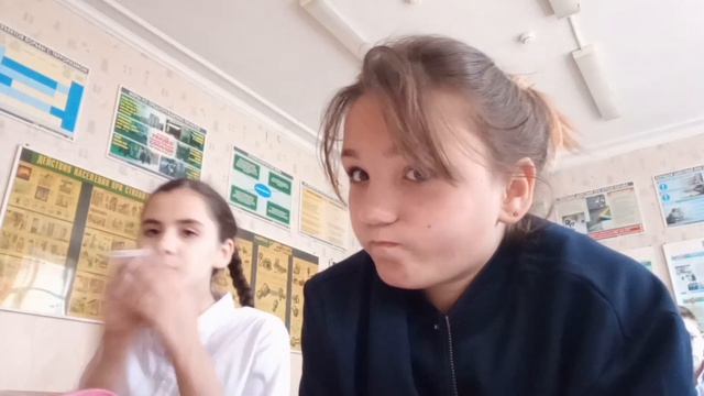 Vlog•сижу под партой•отвечаю у доски за плохое поведение•леплю скотч на девочку ❤️ смотреть онлайн