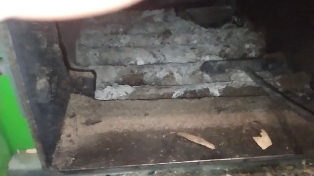 Чистка твердотопливного котла "SAS". Убираем золу в твердотопливном котле. смотреть онлайн