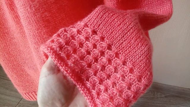 Джемпер спицами с V-образной горловиной из кружева. Обзор готового изделия смотреть онлайн