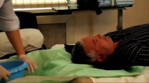 Уход за больным после инсульта. Мытье головы.