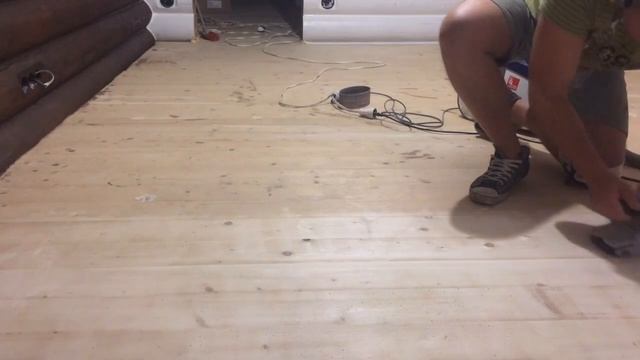Шлифование деревянного пола ручной ленточной шлифмашинкой своими руками возможно! смотреть онлайн