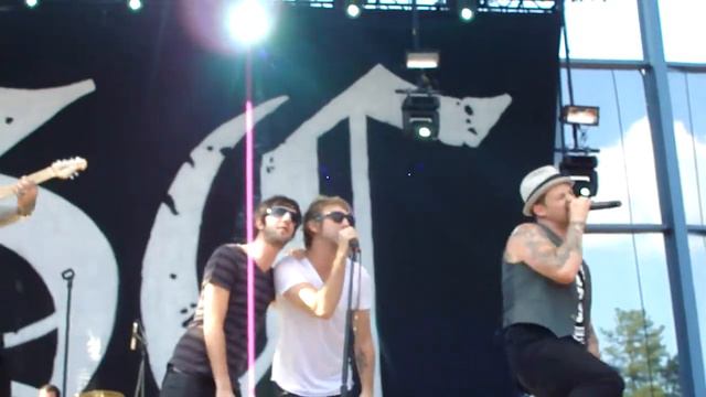 Good Charlotte w/ Alex Gaskarth and Jack Barakat смотреть онлайн