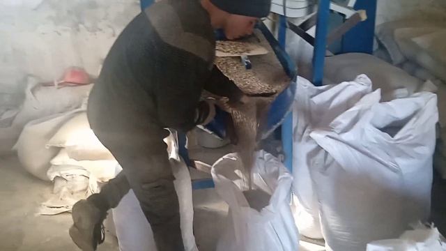 копаем канализацию под щелевые полы. Загранулировал новую партию аналога Вега ск-3 смотреть онлайн