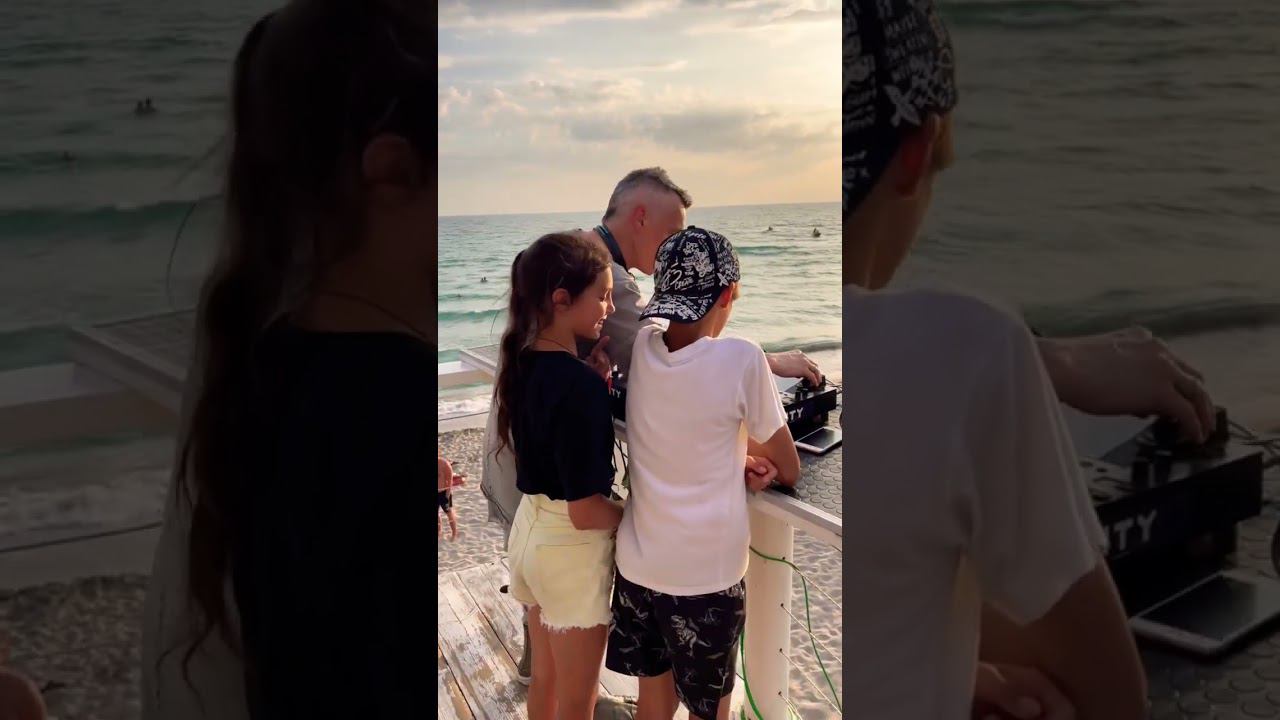 Первый момент, когда мои взрослые дети стали со мной за пульт случился на Z.City #djboyko #zcity #dj смотреть онлайн