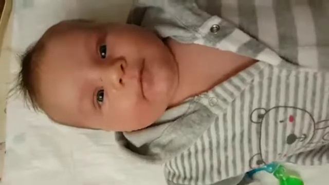 Ребенок  кричит АГУ!