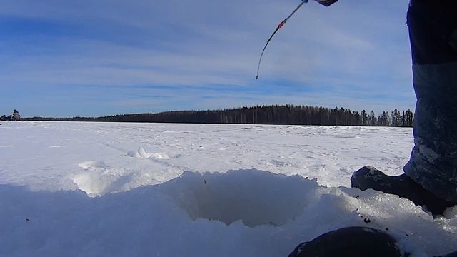 Зимняя рыбалка на северном озере смотреть онлайн