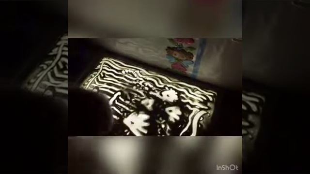 Девочка 3-х лет рисует песком на стекле. Песочная анимация. Творчество моей сестренки. смотреть онлайн