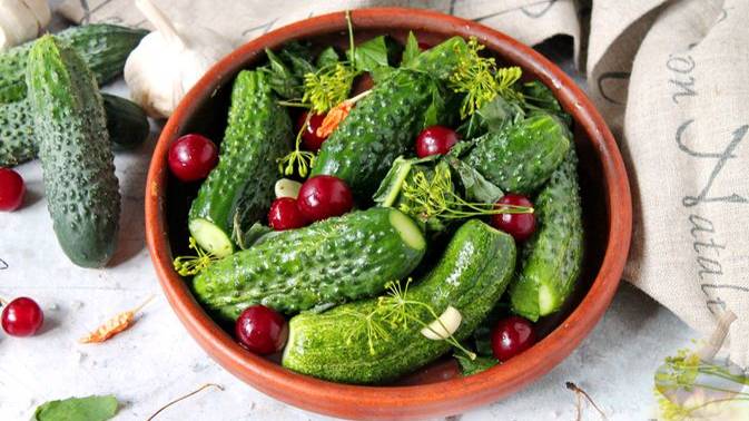 Какие хрустящие!
МАЛОСОЛЬНЫЕ ОГУРЦЫ С ВИШНЕЙ