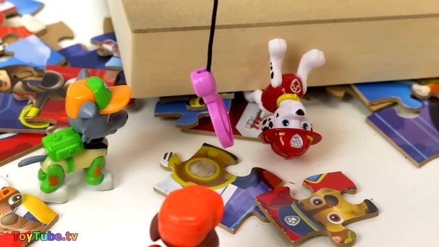 MARSHALL'S IN TROUBLE! Paw Patrol My Size Lookout Tower, Rescue Mission & Puzzle Toy Video смотреть онлайн
