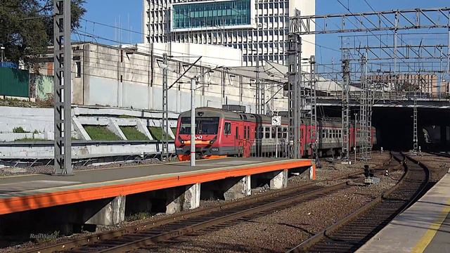 Commuter EMU Train ED9M arrives at Vladivostok/Владивосток. Прибытие пригородного электропоезда ЭД9 смотреть онлайн