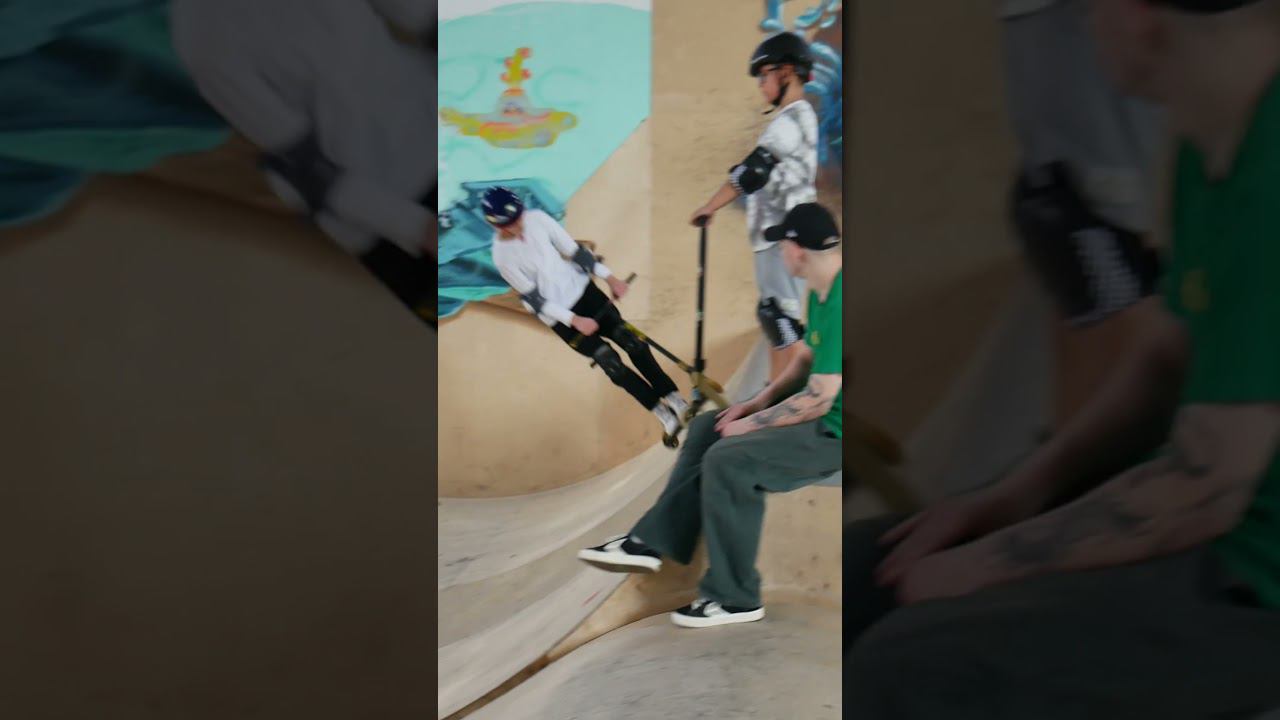 Трюковой самокат Killer Ateox прокатиться в скейт парке BunnyHop. смотреть онлайн