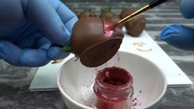 Rose Gold Chocolate Strawberries смотреть онлайн