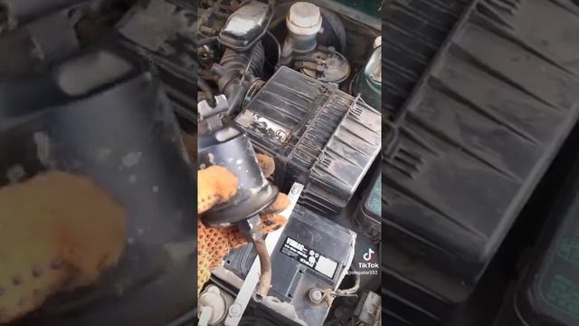 замена топливного фильтра Mitsubishi Lancer 1,3 .1998года