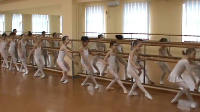 6-8 лет, первые упражнения у станка. Батман Тандю смотреть онлайн