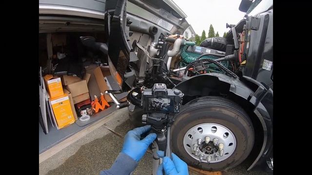 Дальнобой по Америке.Немного ремонта. Замена радиатора эиркулера часть 1 смотреть онлайн