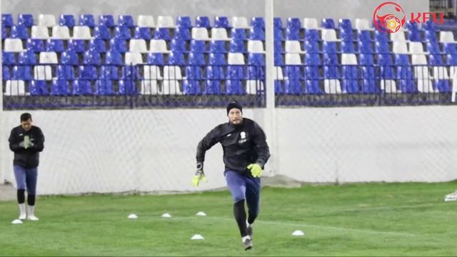 ? Команда провела предматчевую тренировку. смотреть онлайн