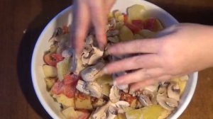 Картошка запеченная с чесноком и овощами в рукаве