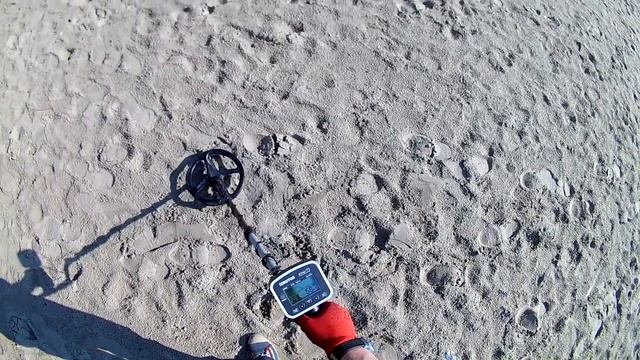 Не думал что уже теряют/Пляжный коп с металлоискателем RUTUS ALTER 71/Находки в первый день лета смотреть онлайн