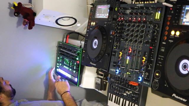TR-8/ Xone 92/Boss RV6 Jam sesh (Tech House) смотреть онлайн