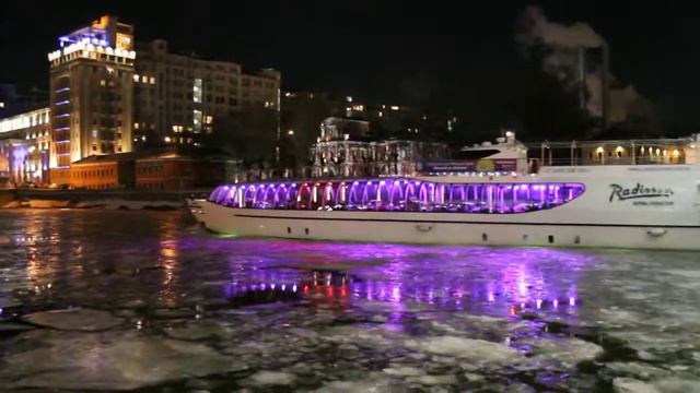 Речной трамвайчик плывёт по Москве реке. смотреть онлайн