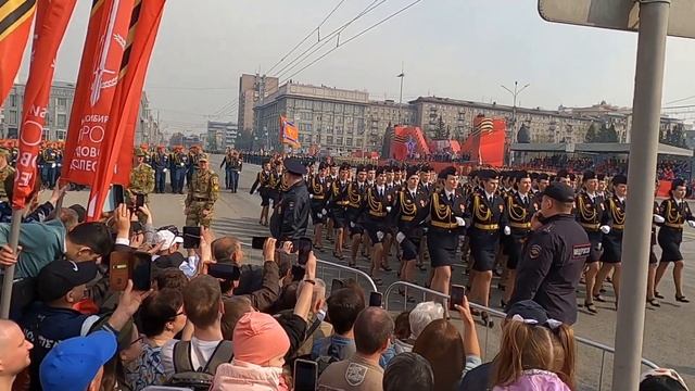 НОВОСИБИРСКИЙ БЛОГЕР ПОКАЗАЛ КАК НА САМОМ ДЕЛЕ ПРОХОДИЛ 9 МАЯ смотреть онлайн