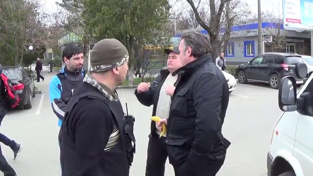 Военные в аэропорту Симферополя и так называемая самооборона АР Крыма смотреть онлайн