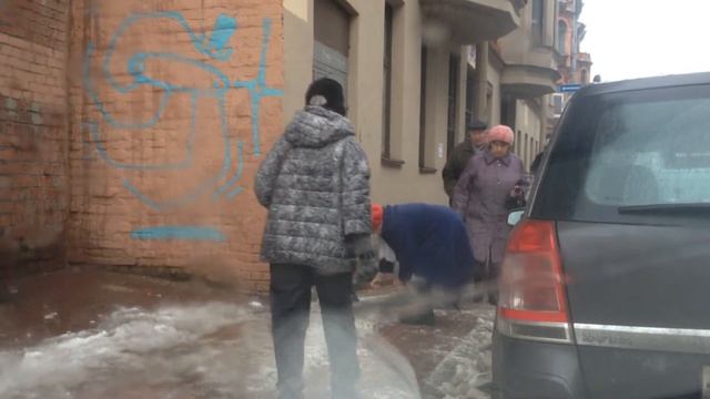 В Санкт-Петербурге Старая Гвардия вышла на уборку снега и наледи ! Привыкли руки к топорам ! смотреть онлайн