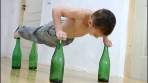 Giuliano Stroe/Джулиано Строе отжимание на бутылках