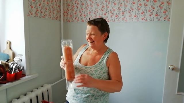 Ремонт в хрущевке женщинами. Вешаем фартук на кухне.17 день смотреть онлайн