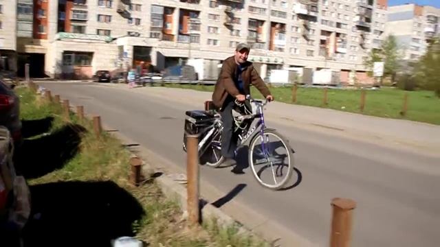 Чувак едет на велосипеде с огромными колонками! смотреть онлайн