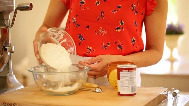 Beth's Pineapple Upside Down Cake Recipe | ENTERTAINING WITH BETH смотреть онлайн