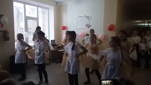 Танец на ДЕНЬ МАТЕРИ/ выступление 5 А/5 Б класса смотреть онлайн