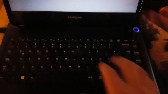 Problema con Samsung NP355E4C-A02CL NO PASA DEL LOGO DE INICIO PANTALLA EN NEGRO смотреть онлайн