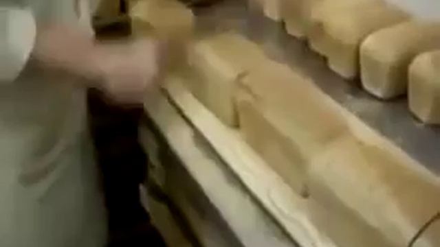 В АРМИИ РЕЖУТ ХЛЕБ смотреть онлайн