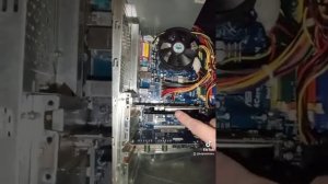 Выявление причины, по которой на монитор не поступает сигнал.