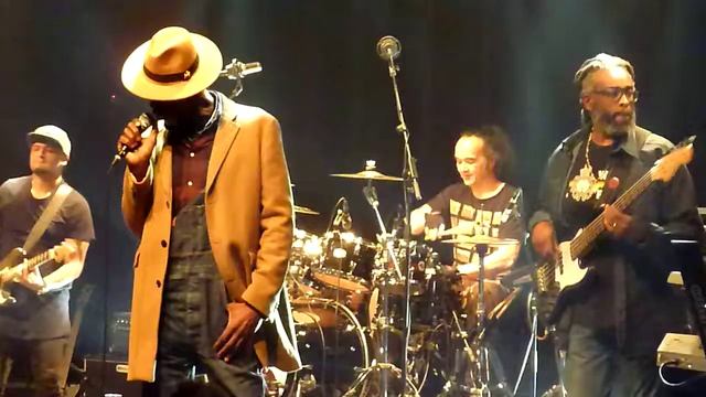 Eek A Mouse "Operation Eradication/Do You Remember" Live @ TivoliVredenburg 30-11-2017 смотреть онлайн