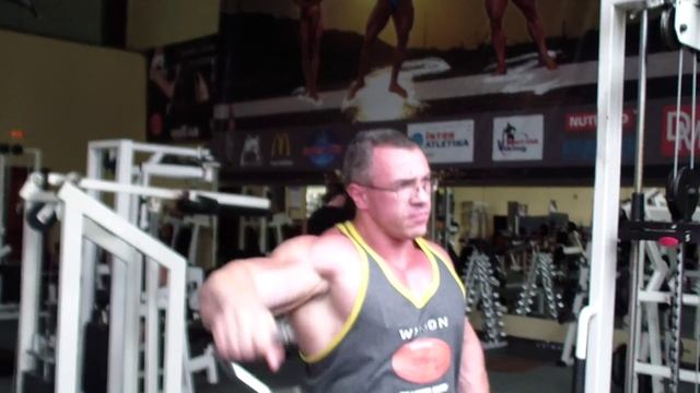 Тренировка плечей Александр Ярмоленко подъем на блоке