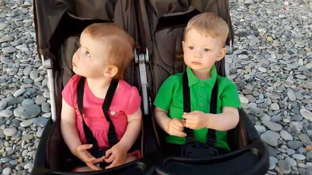 Двойняшки впервые на море. Лазаревское 2017. Twins first time at the sea. смотреть онлайн