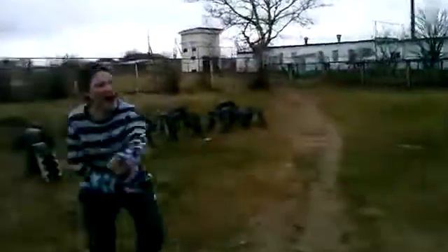 Опасные кавказцы захватили детскую площадку и танцуют дерзкую ЛЕЗГИНКУ! смотреть онлайн